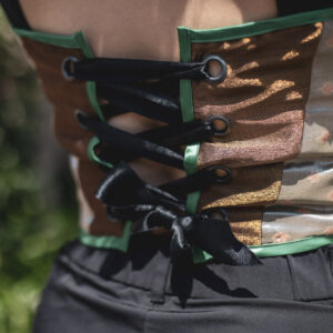 détail dos du corset avec ruban de satin noir pour avoir de l'élégance