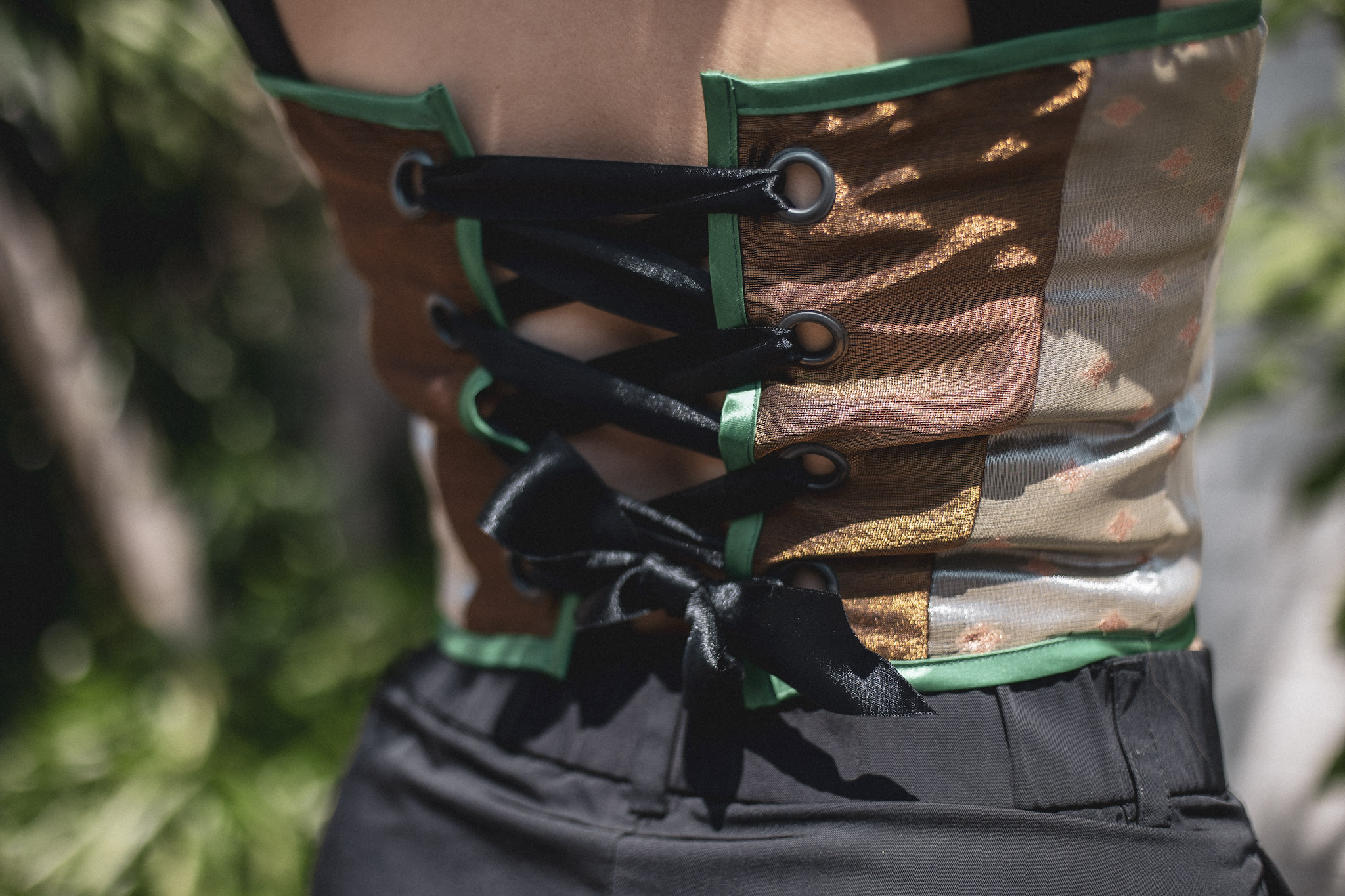 détail dos du corset avec ruban de satin noir pour avoir de l'élégance