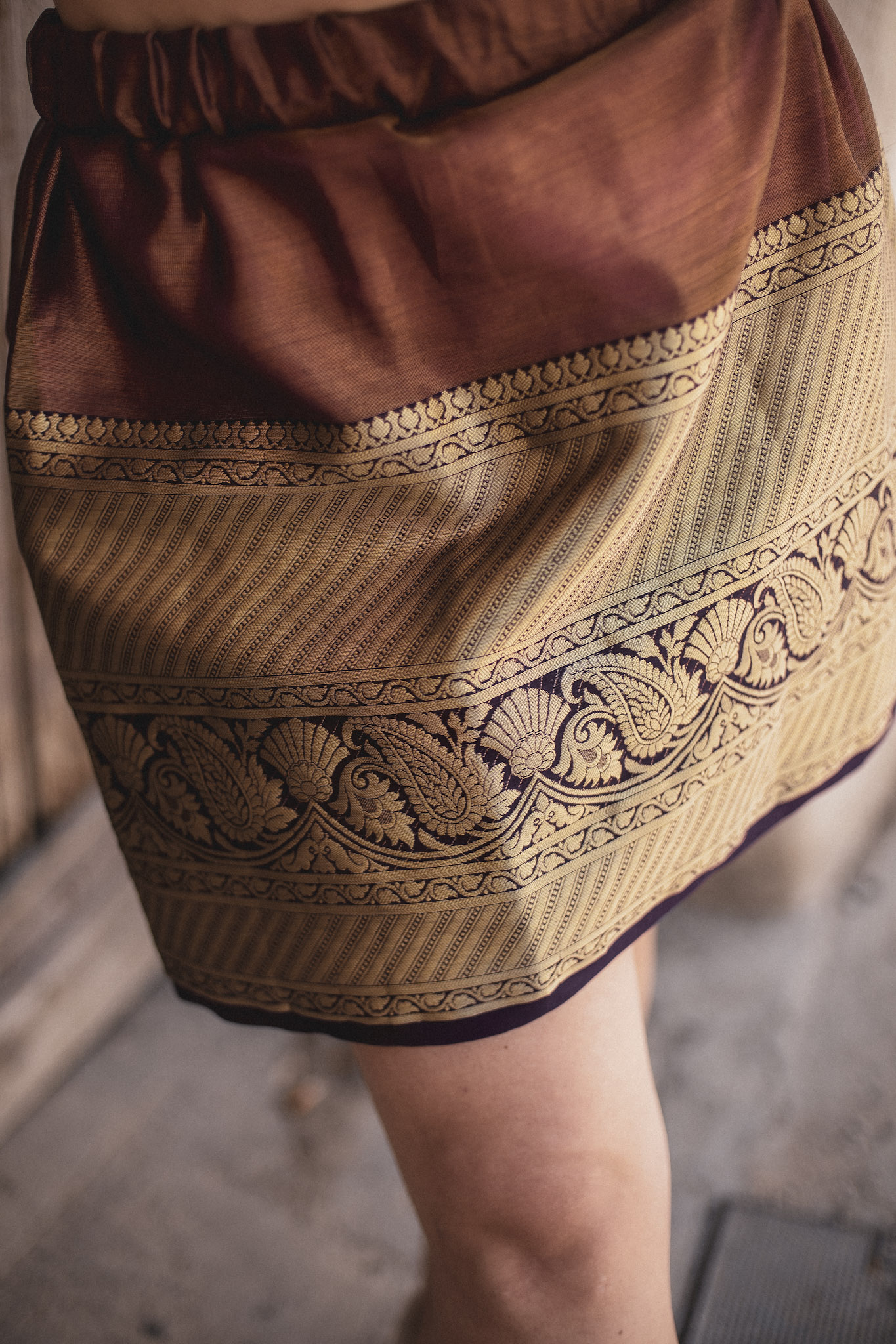 Pièce unique colorée d'une jupe courte artisanale