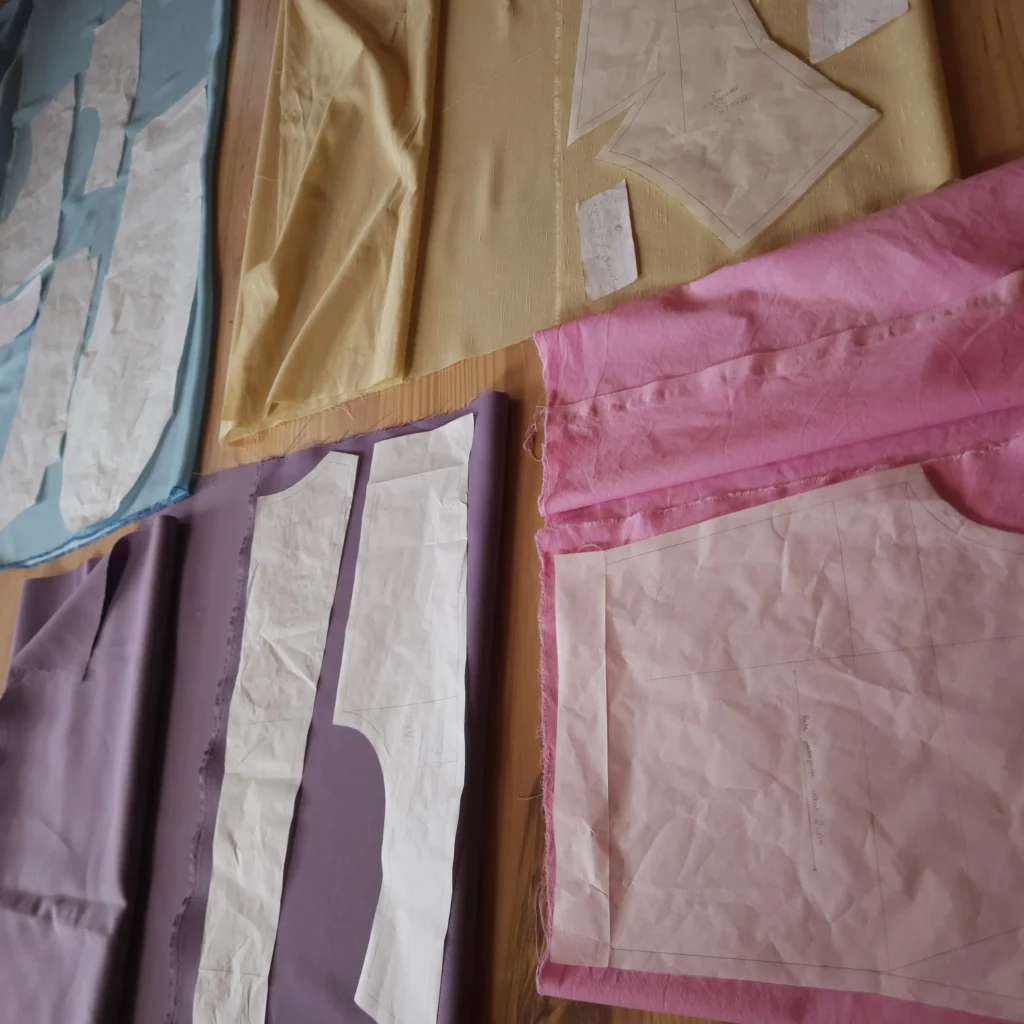 présentation upcycling, découpe d'une pièce unique dans des chutes de tissus colorés
