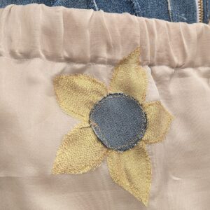 détails de fleur en tissus recyclé