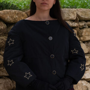 veste noire habillée et stylée avec des étoiles en perles brodées à la main