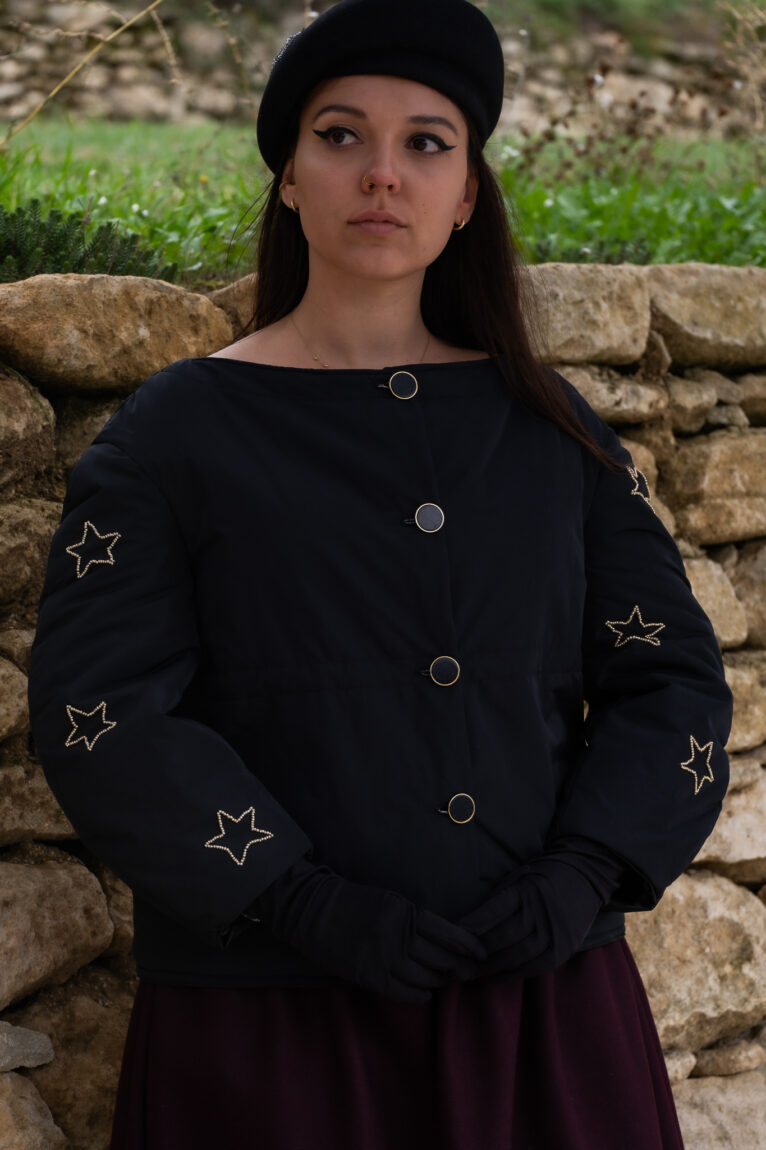 veste noire habillée et stylée avec des étoiles en perles brodées à la main