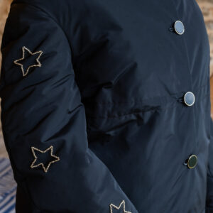 création originale d'une veste d'hiver noire et dorée