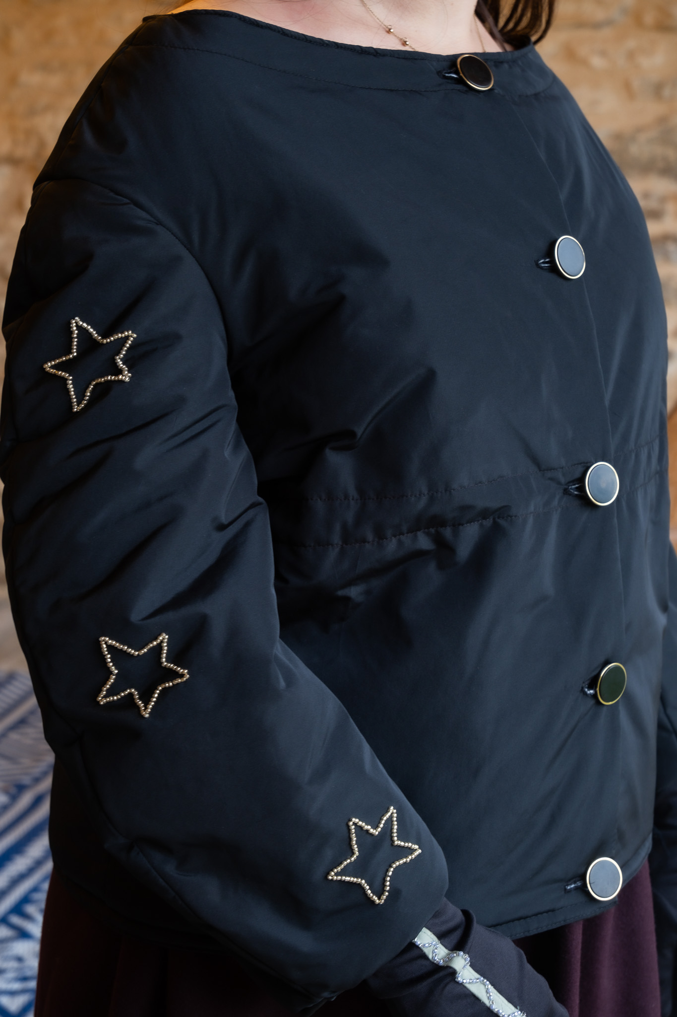 création originale d'une veste d'hiver noire et dorée