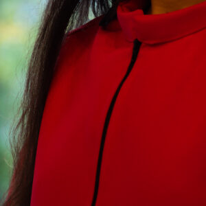 détail fermeture sur combinaison rouge