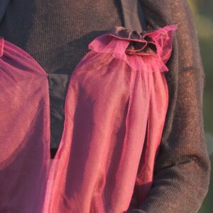 Top upcycling froncé en tulle fuschia et tissu noir