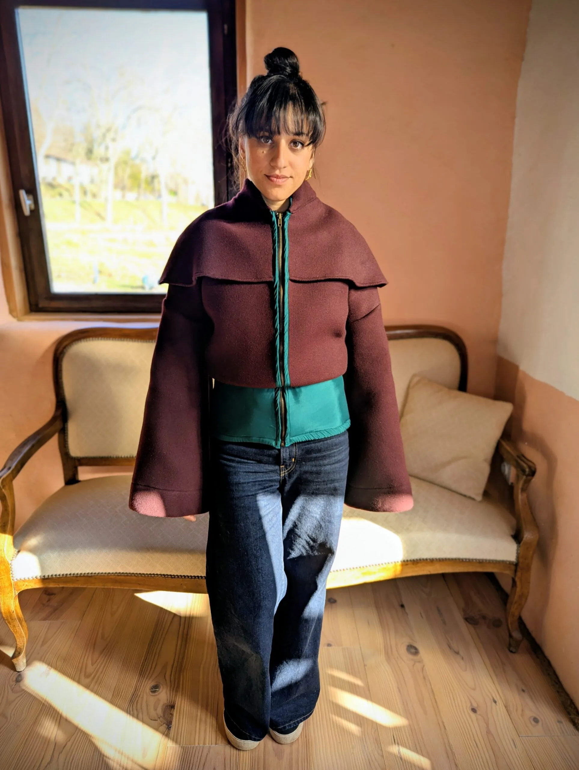 travail de volume élégant sur veste upcycling