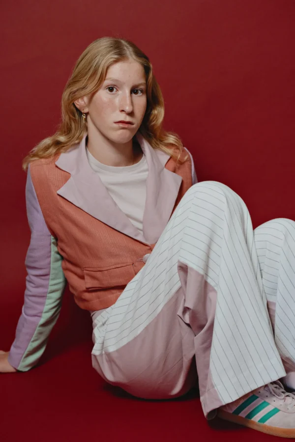 le tailleur pantalon poudré une mode upcycling éthique aux tons pastels, une création unique et élégante
