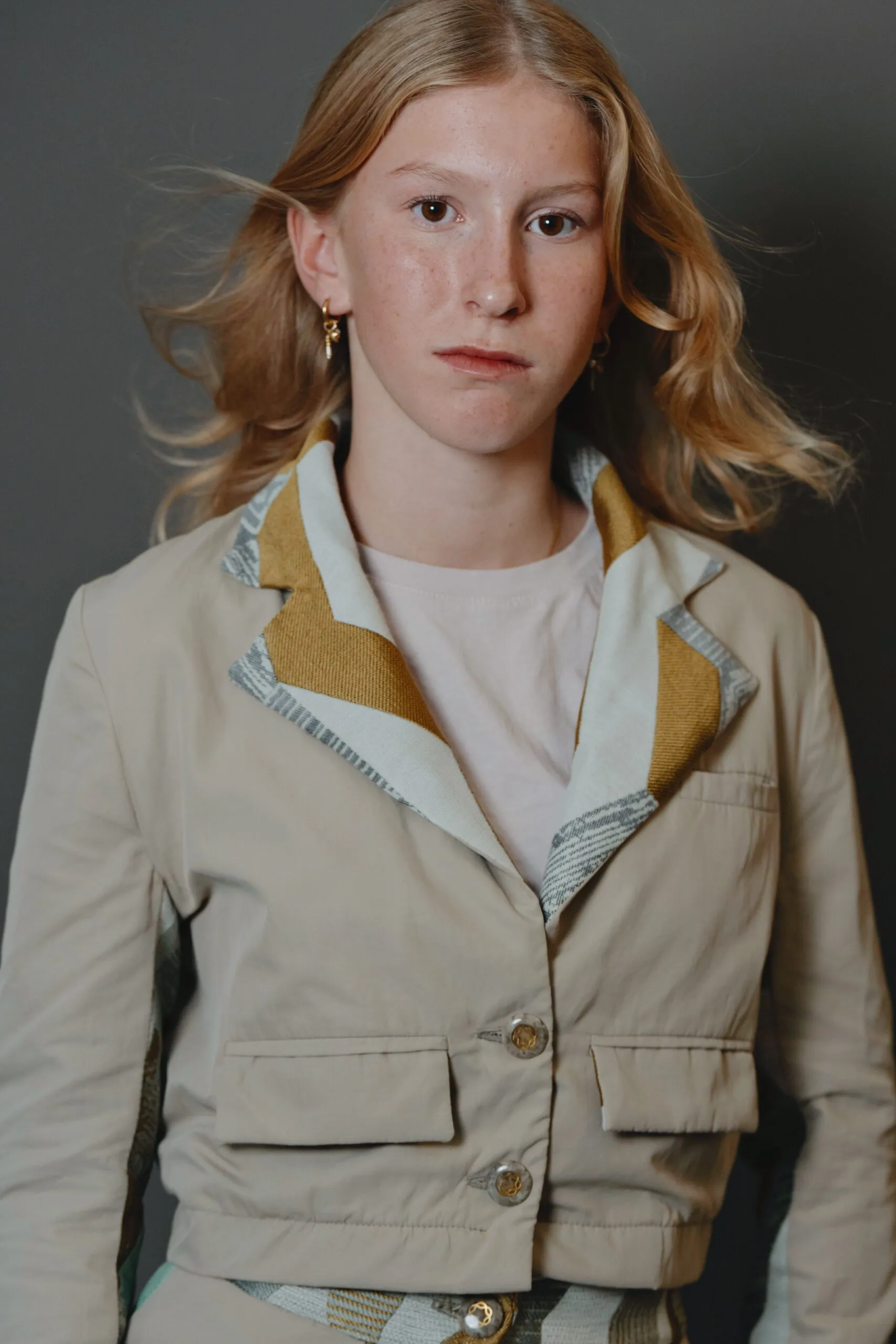 zoom détails sur ensemble veste spencer et pantalon beige aux touches graphiques dorés comme les boutons originaux. Un ensemble très élégant, léger, unique. Une création mode upcycling originale