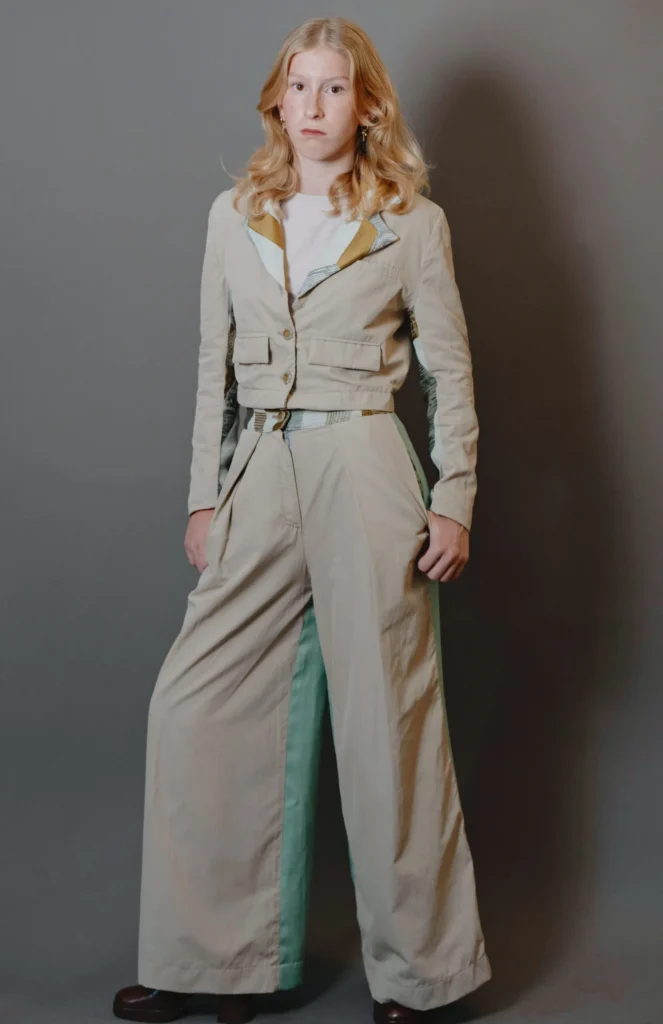 veste spencer avec poche passepoilées et pantalon évasé beige et détails graphiques créé avec des stocks dormants pour une création originale et éthique