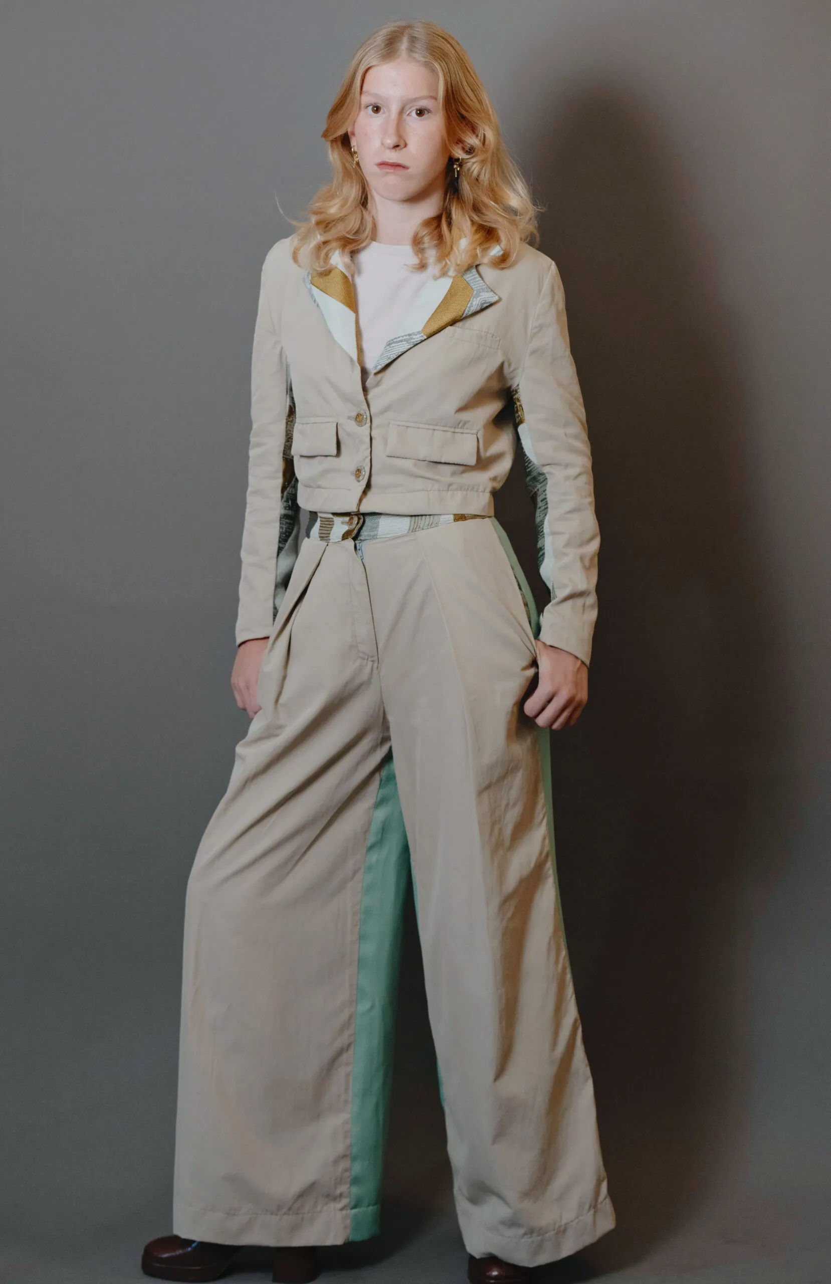 veste spencer avec poche passepoilées et pantalon évasé beige et détails graphiques créé avec des stocks dormants pour une création originale et éthique