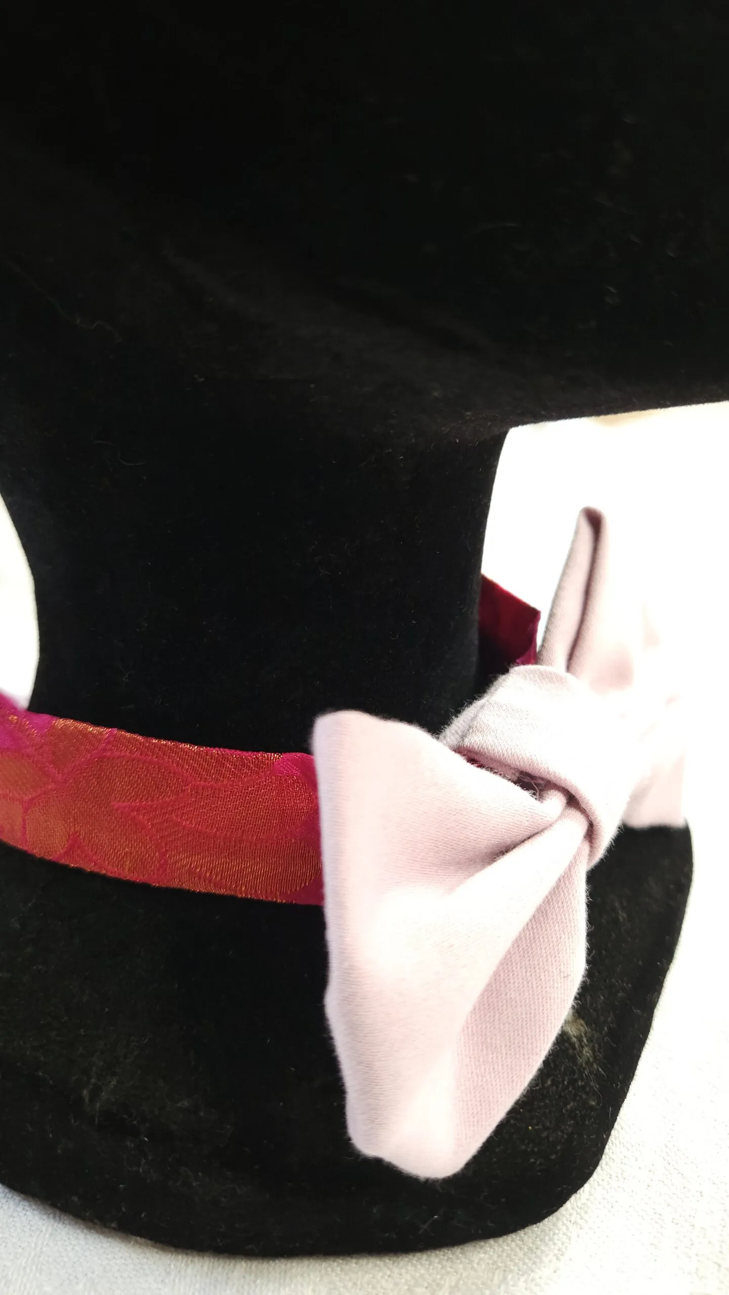détail couleur nœud rose parme et colier ajustable rose fuschia pièce unique d'upcycling