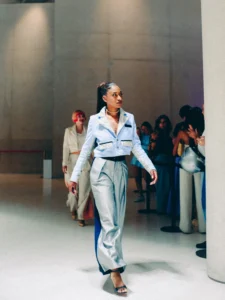 tailleur océan upcycling de bleu foncé bleu clair et argenté une création pièce unique faite main poétique