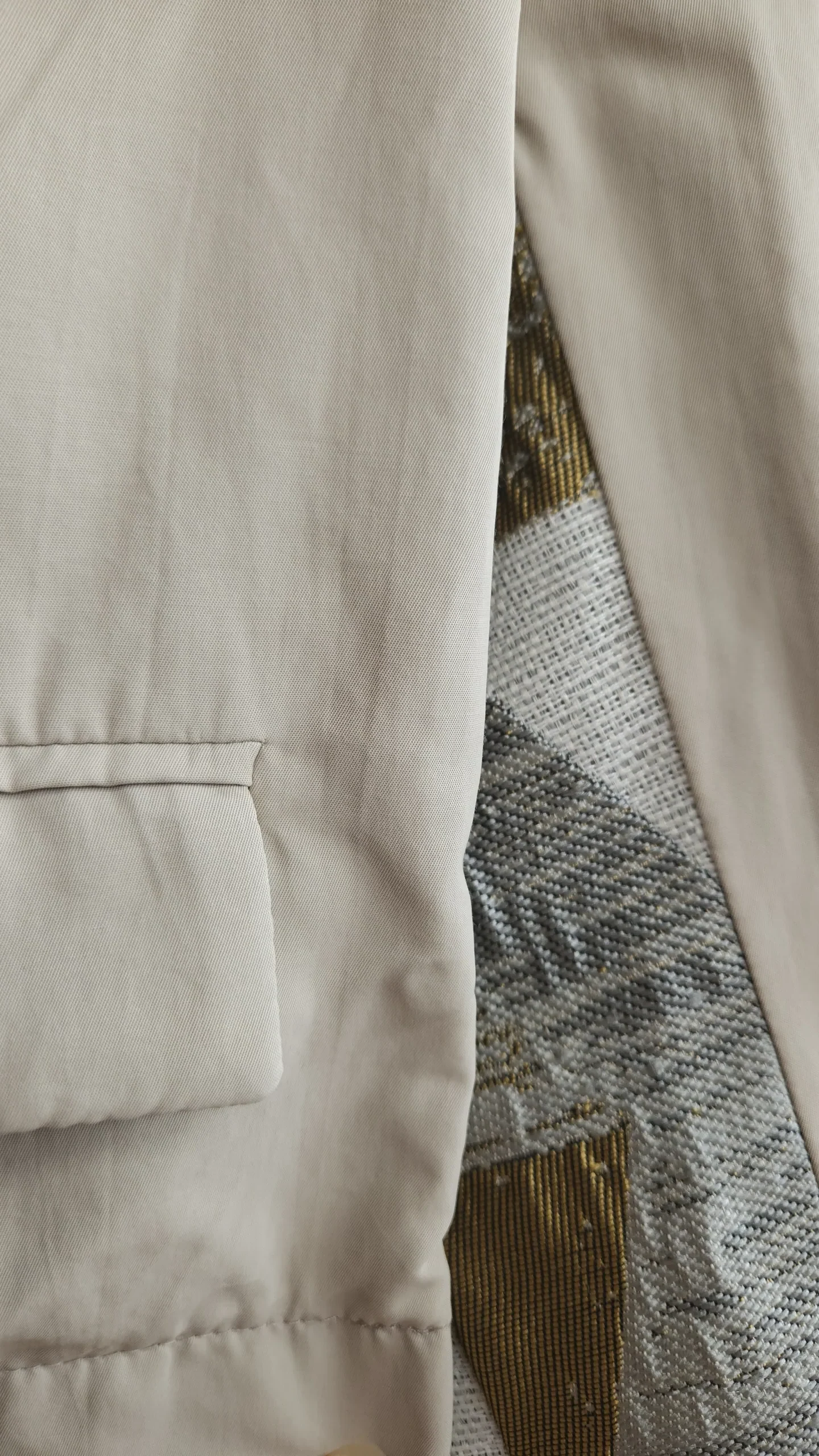 détail graphique or et argenté de la manche du spencer, veste tailleur courte, beige