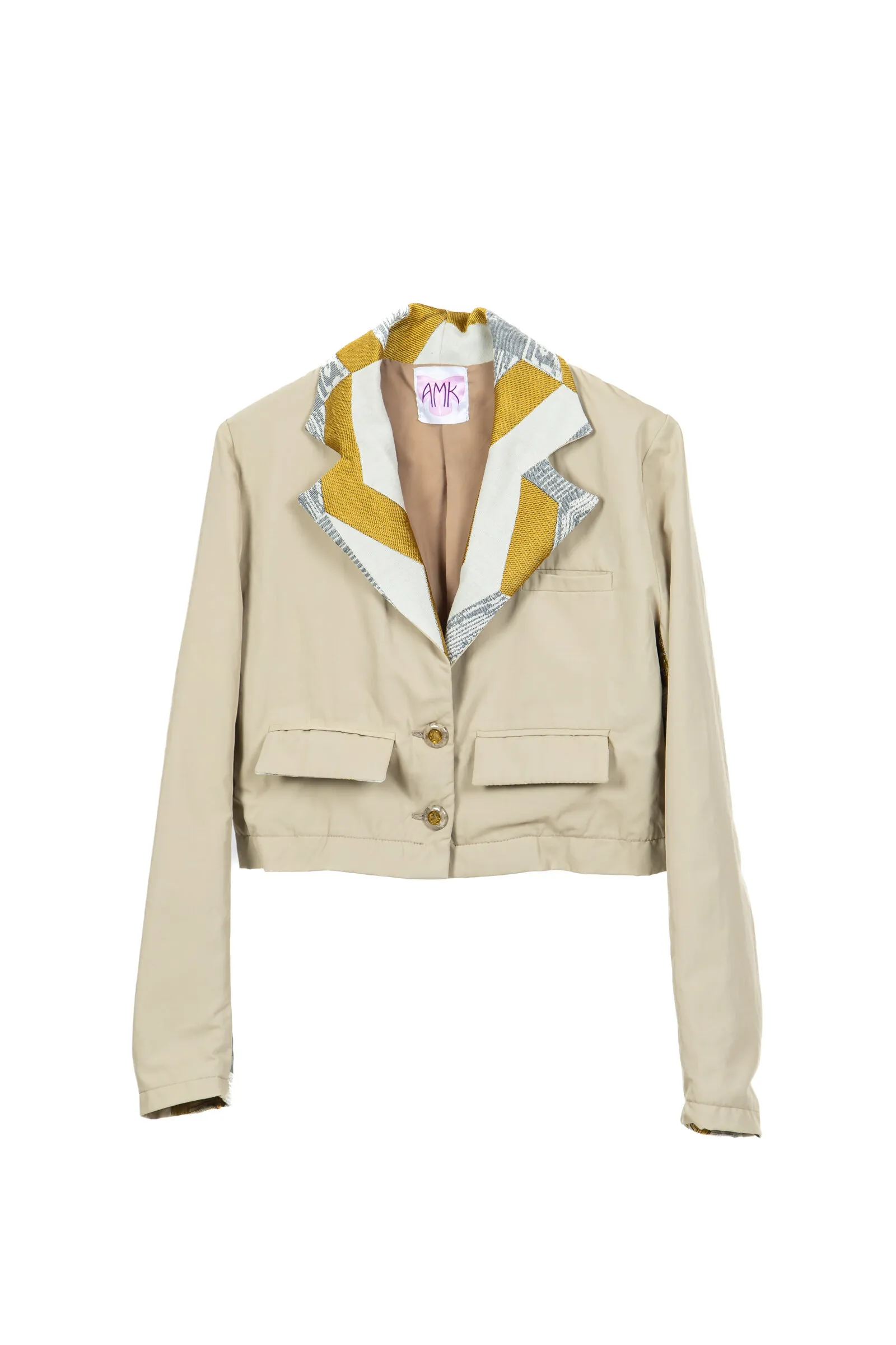 veste courte de costume femme beige aux pointes dorées, argentées et blanches poches passepoilées à rabats