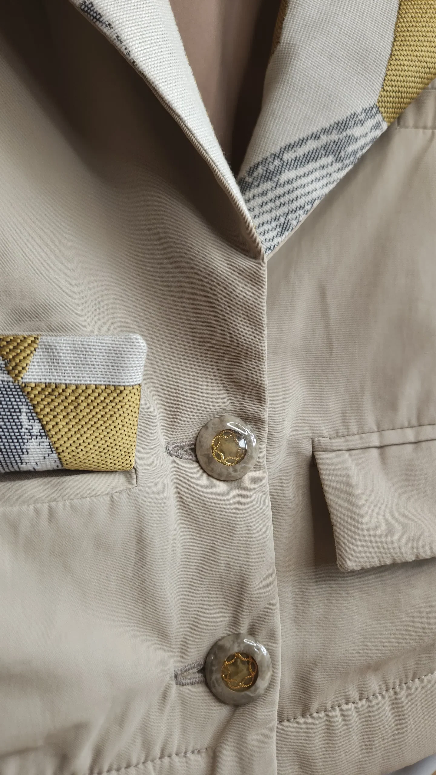 détails poche rabat or graphic et bouton assortis pour veste création unique habillée
