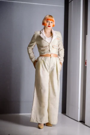 smoking femme veste courte et pantalon évasé fait main avec tissus rose et vert upcyclés, création unique
